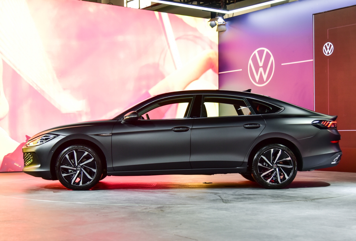 全新大众凌渡终于来了溜背车身无边框车门简直帅到没朋友