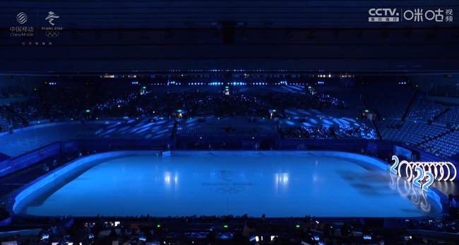 花滑表演滑太美了！冰墩墩登台亮相！休闲区蓝鸢梦想 - Www.slyday.coM