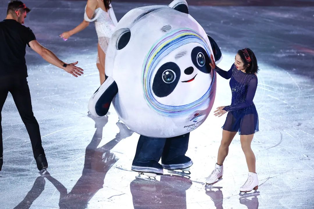 2022年2月20日,北京,2022北京冬奥会花样滑冰表演滑.隋文静,冰墩墩.