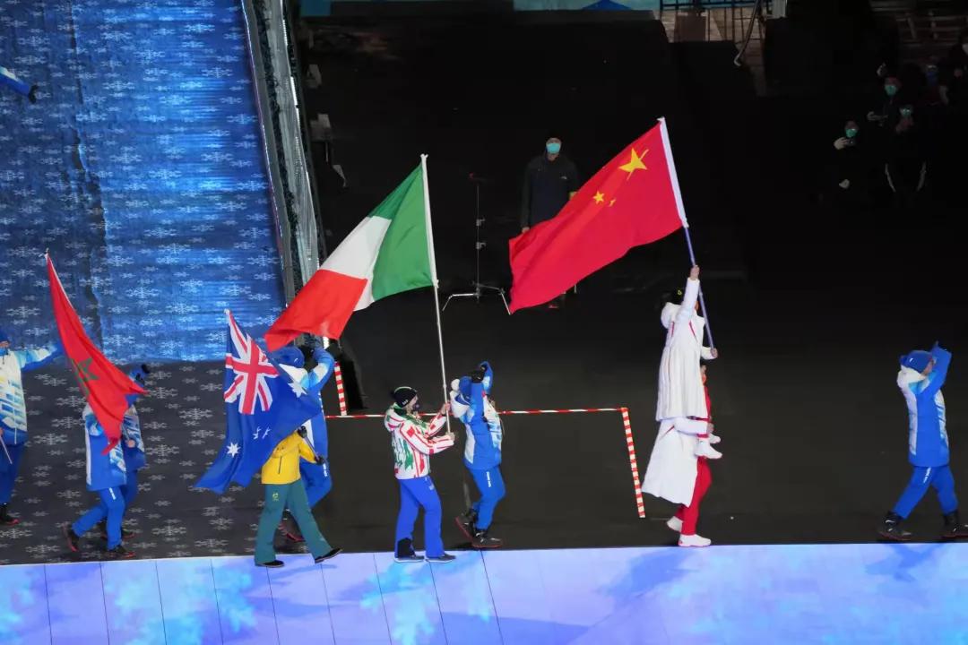 五星红旗，是举得最高的！休闲区蓝鸢梦想 - Www.slyday.coM