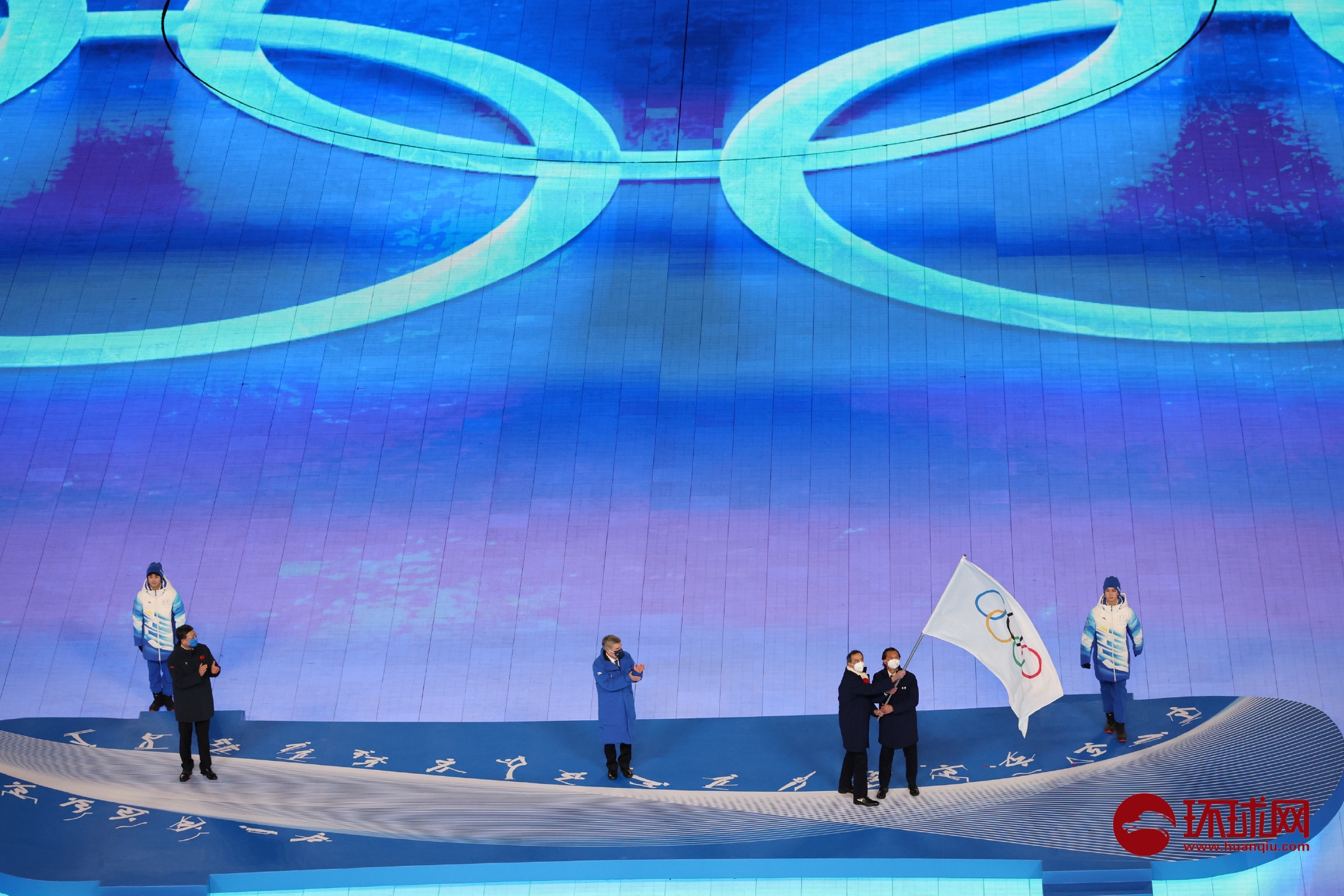 2022北京冬奥会闭幕式 会旗交接举行|北京市|冬奥会_新浪新闻