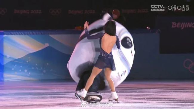 花滑表演滑太美了！冰墩墩登台亮相！休闲区蓝鸢梦想 - Www.slyday.coM