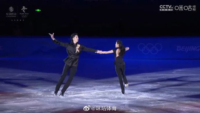 花滑表演滑太美了！冰墩墩登台亮相！休闲区蓝鸢梦想 - Www.slyday.coM