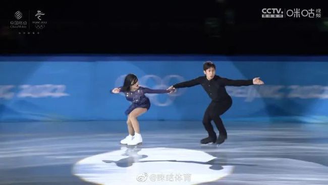 花滑表演滑太美了！冰墩墩登台亮相！休闲区蓝鸢梦想 - Www.slyday.coM