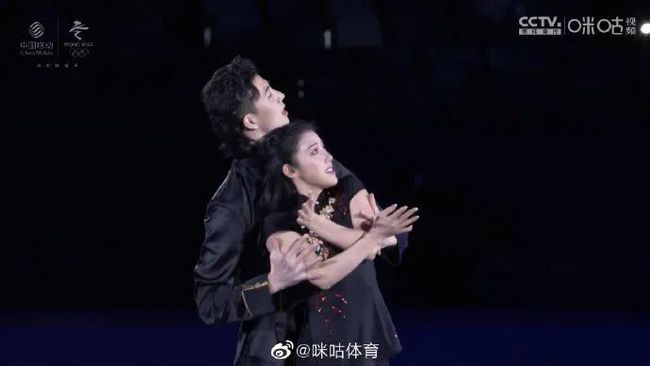 花滑表演滑太美了！冰墩墩登台亮相！休闲区蓝鸢梦想 - Www.slyday.coM