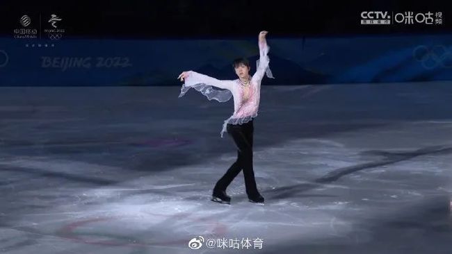 花滑表演滑太美了！冰墩墩登台亮相！休闲区蓝鸢梦想 - Www.slyday.coM