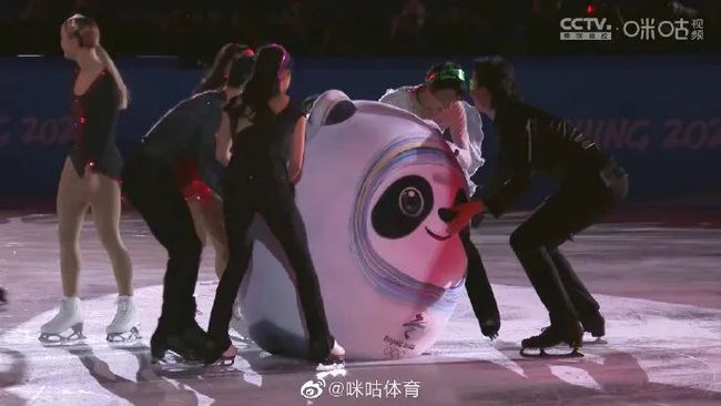 花滑表演滑太美了！冰墩墩登台亮相！休闲区蓝鸢梦想 - Www.slyday.coM
