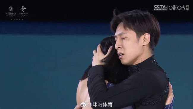 花滑表演滑太美了！冰墩墩登台亮相！休闲区蓝鸢梦想 - Www.slyday.coM