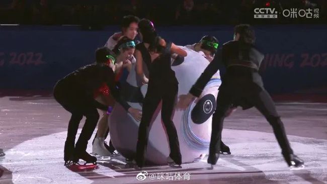 花滑表演滑太美了！冰墩墩登台亮相！休闲区蓝鸢梦想 - Www.slyday.coM