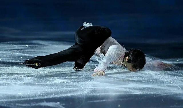 北京冬奥会花滑表演现感人一幕：羽生结弦对冰墩墩耳语，依依不舍休闲区蓝鸢梦想 - Www.slyday.coM