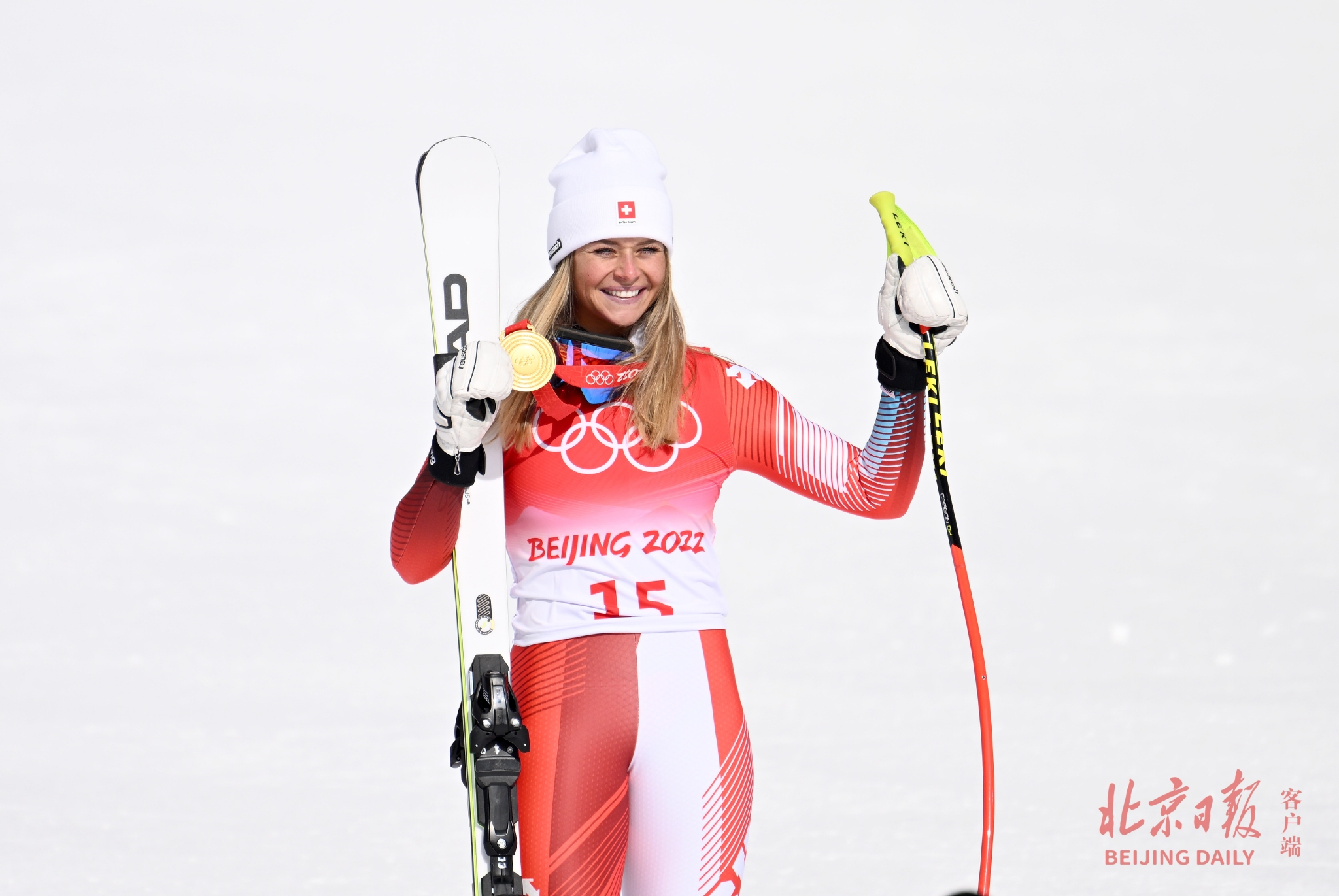 2月15日，高山滑雪女子滑降比赛冠军瑞士选手祖特尔展示金牌。