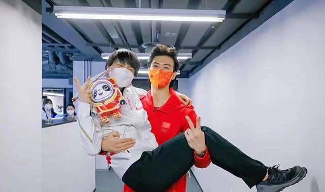 北京冬奥会花滑表演现感人一幕：羽生结弦对冰墩墩耳语，依依不舍休闲区蓝鸢梦想 - Www.slyday.coM