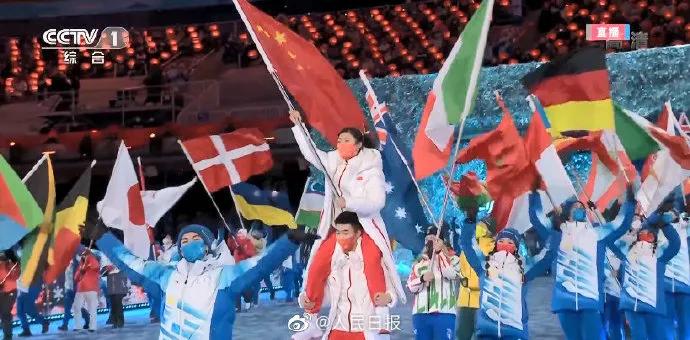 五星红旗，是举得最高的！休闲区蓝鸢梦想 - Www.slyday.coM