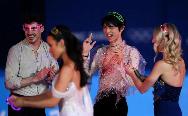 北京冬奥会花滑表演现感人一幕：羽生结弦对冰墩墩耳语，依依不舍休闲区蓝鸢梦想 - Www.slyday.coM