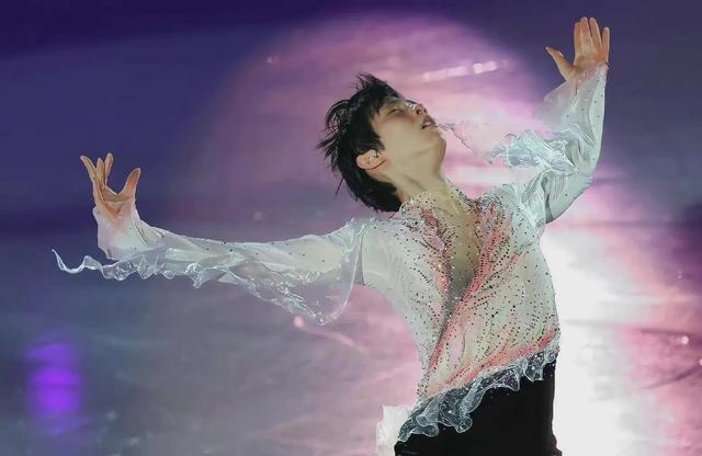 北京冬奥会花滑表演现感人一幕：羽生结弦对冰墩墩耳语，依依不舍休闲区蓝鸢梦想 - Www.slyday.coM