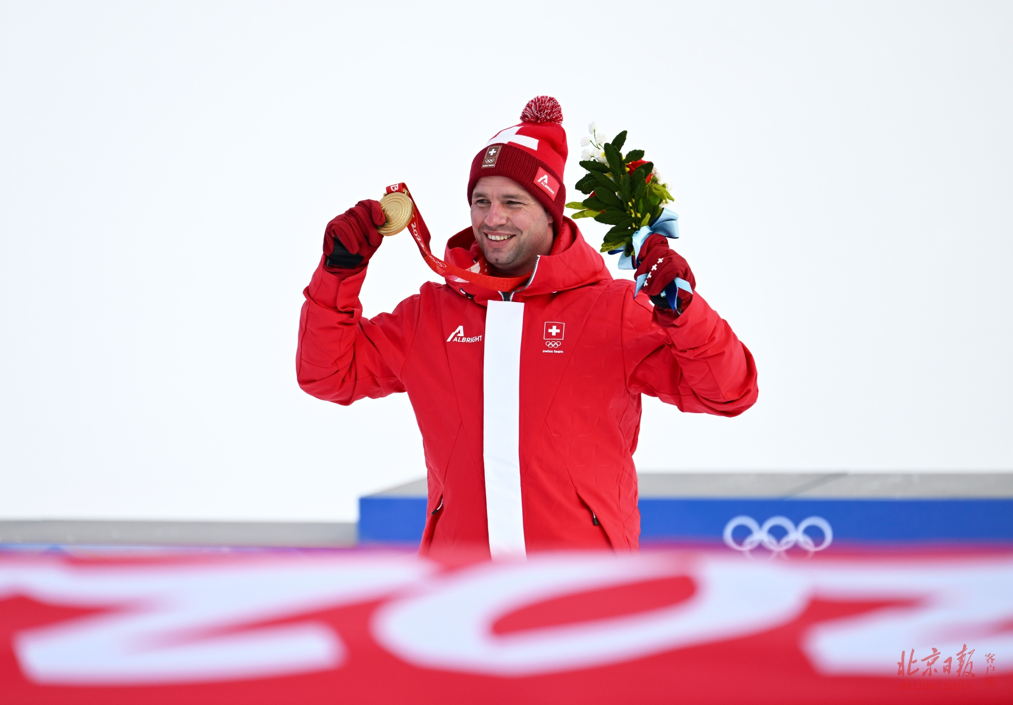 2月7日，北京冬奥会高山滑雪首金诞生，瑞士费乌兹勇夺北京冬奥会男子滑降金牌。