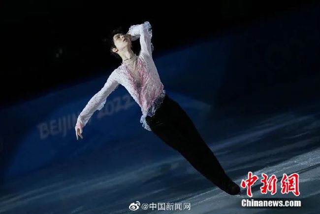 花滑表演滑太美了！冰墩墩登台亮相！休闲区蓝鸢梦想 - Www.slyday.coM