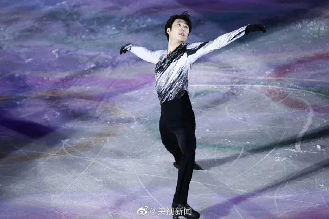 花滑表演滑太美了！冰墩墩登台亮相！休闲区蓝鸢梦想 - Www.slyday.coM