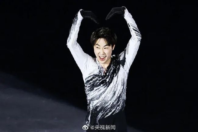 花滑表演滑太美了！冰墩墩登台亮相！休闲区蓝鸢梦想 - Www.slyday.coM