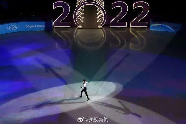 花滑表演滑太美了！冰墩墩登台亮相！休闲区蓝鸢梦想 - Www.slyday.coM