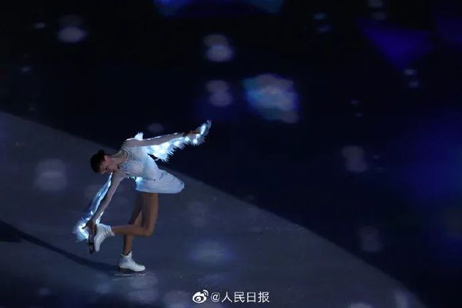 花滑表演滑太美了！冰墩墩登台亮相！休闲区蓝鸢梦想 - Www.slyday.coM