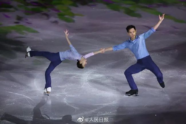 花滑表演滑太美了！冰墩墩登台亮相！休闲区蓝鸢梦想 - Www.slyday.coM