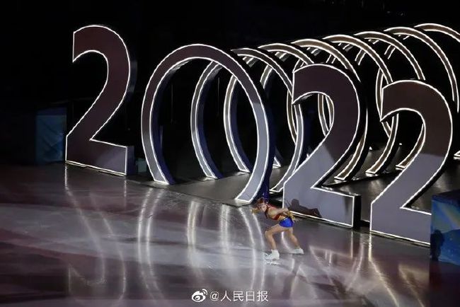 花滑表演滑太美了！冰墩墩登台亮相！休闲区蓝鸢梦想 - Www.slyday.coM