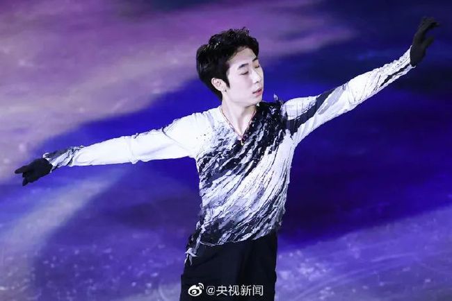 花滑表演滑太美了！冰墩墩登台亮相！休闲区蓝鸢梦想 - Www.slyday.coM