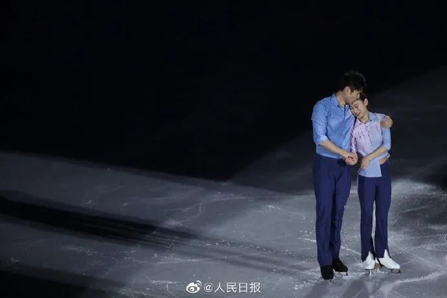 花滑表演滑太美了！冰墩墩登台亮相！休闲区蓝鸢梦想 - Www.slyday.coM