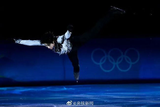 花滑表演滑太美了！冰墩墩登台亮相！休闲区蓝鸢梦想 - Www.slyday.coM