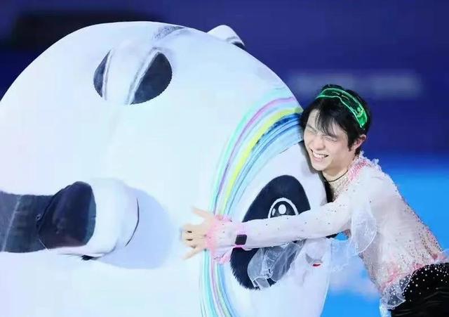 北京冬奥会花滑表演现感人一幕：羽生结弦对冰墩墩耳语，依依不舍休闲区蓝鸢梦想 - Www.slyday.coM