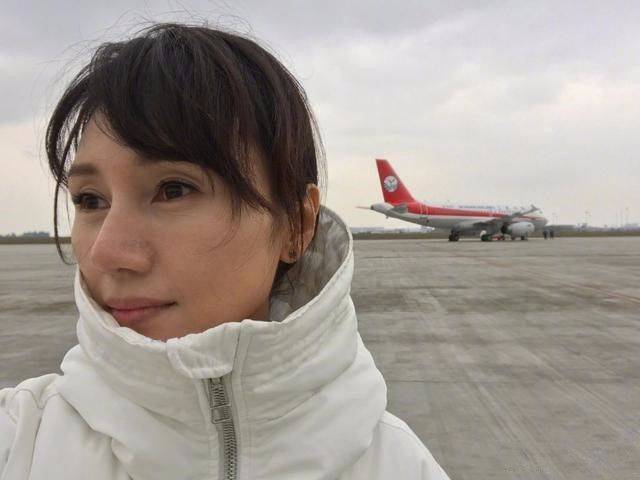 袁泉拍戏的花絮鼻头粗大眼睛凹陷气质营销再高级也有了老态