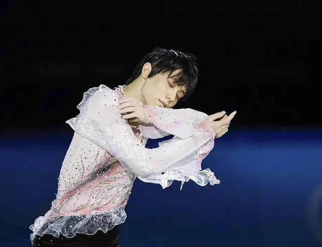 北京冬奥会花滑表演现感人一幕：羽生结弦对冰墩墩耳语，依依不舍休闲区蓝鸢梦想 - Www.slyday.coM