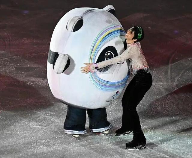 北京冬奥会花滑表演现感人一幕：羽生结弦对冰墩墩耳语，依依不舍休闲区蓝鸢梦想 - Www.slyday.coM