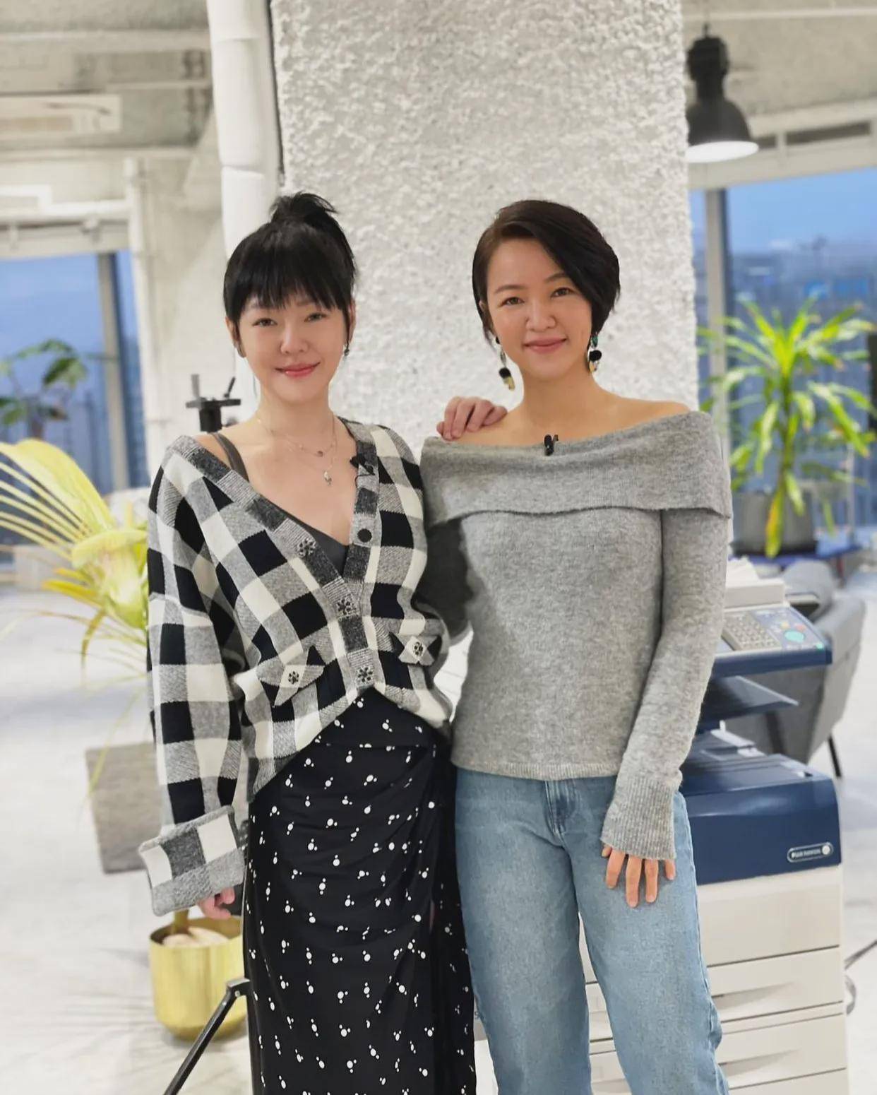 小s的脸僵硬美容过度,跟阿雅合影是比较白,但没她真实自然!