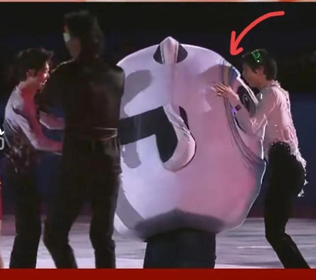 北京冬奥会花滑表演现感人一幕：羽生结弦对冰墩墩耳语，依依不舍休闲区蓝鸢梦想 - Www.slyday.coM