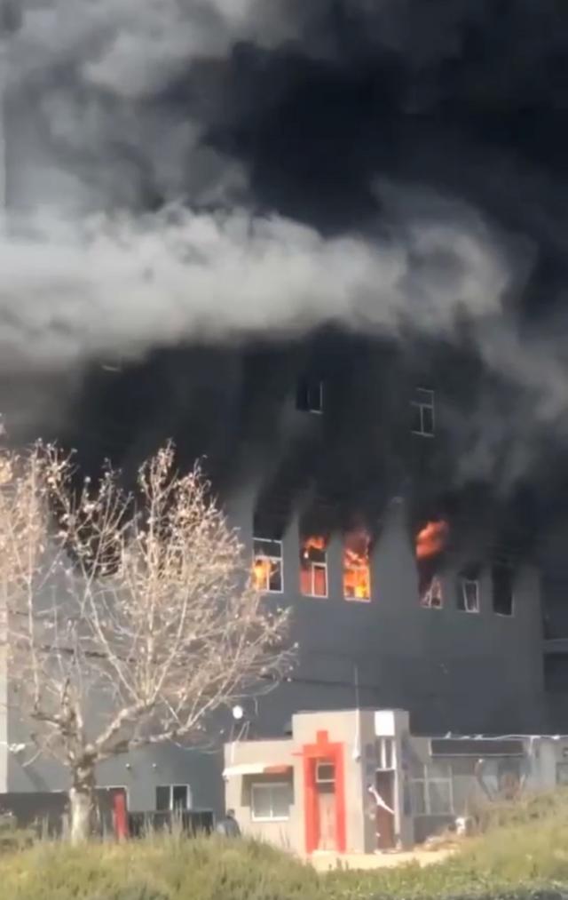 “安徽怀远一机电厂发生火灾，当地消防、公安等多部门正在救援