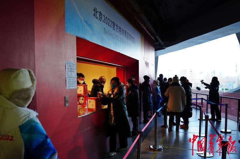 北京冬奥会闭幕式进入倒计时 观众陆续进场落座休闲区蓝鸢梦想 - Www.slyday.coM