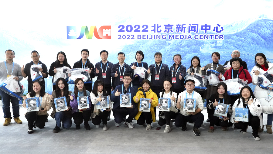 免费冰墩墩为啥到他们手里？全球记者寄语北京冬奥的祝福里，有答案！休闲区蓝鸢梦想 - Www.slyday.coM