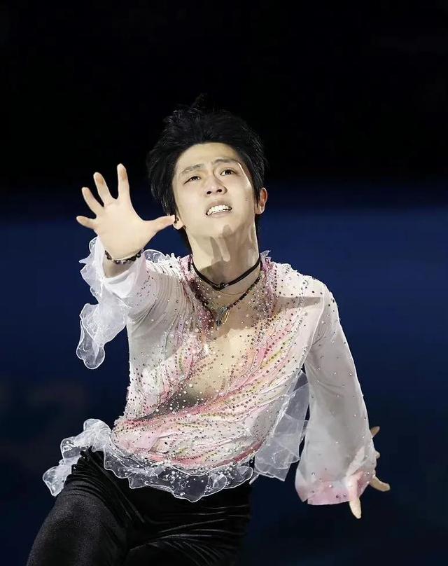 北京冬奥会花滑表演现感人一幕：羽生结弦对冰墩墩耳语，依依不舍休闲区蓝鸢梦想 - Www.slyday.coM