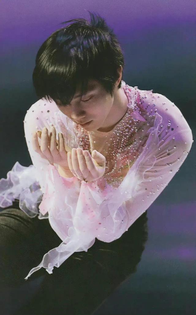 北京冬奥会花滑表演现感人一幕：羽生结弦对冰墩墩耳语，依依不舍休闲区蓝鸢梦想 - Www.slyday.coM