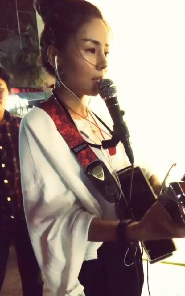 花姐狂浪为何那么火从街头歌手到千万网红她到底经历了什么