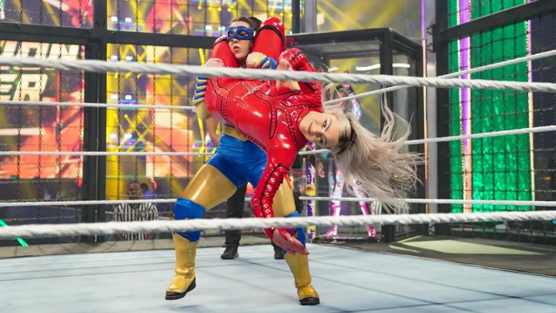 的争夺在摔跤狂热大赛比安卡问鼎女子铁笼密室淘汰赛直到将其锁昏拿