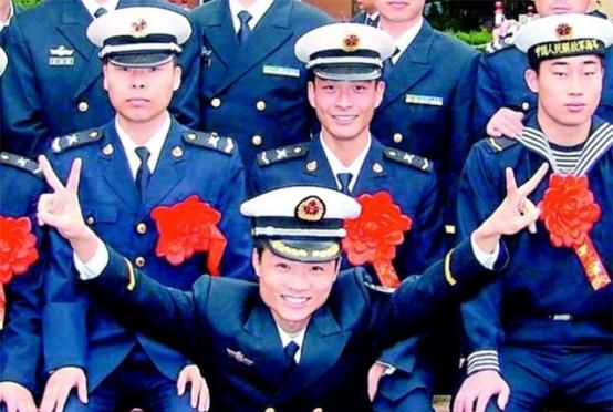 2010年，湖南军人勇救44人，全身烧伤90%，女孩喂水后相恋成婚休闲区蓝鸢梦想 - Www.slyday.coM