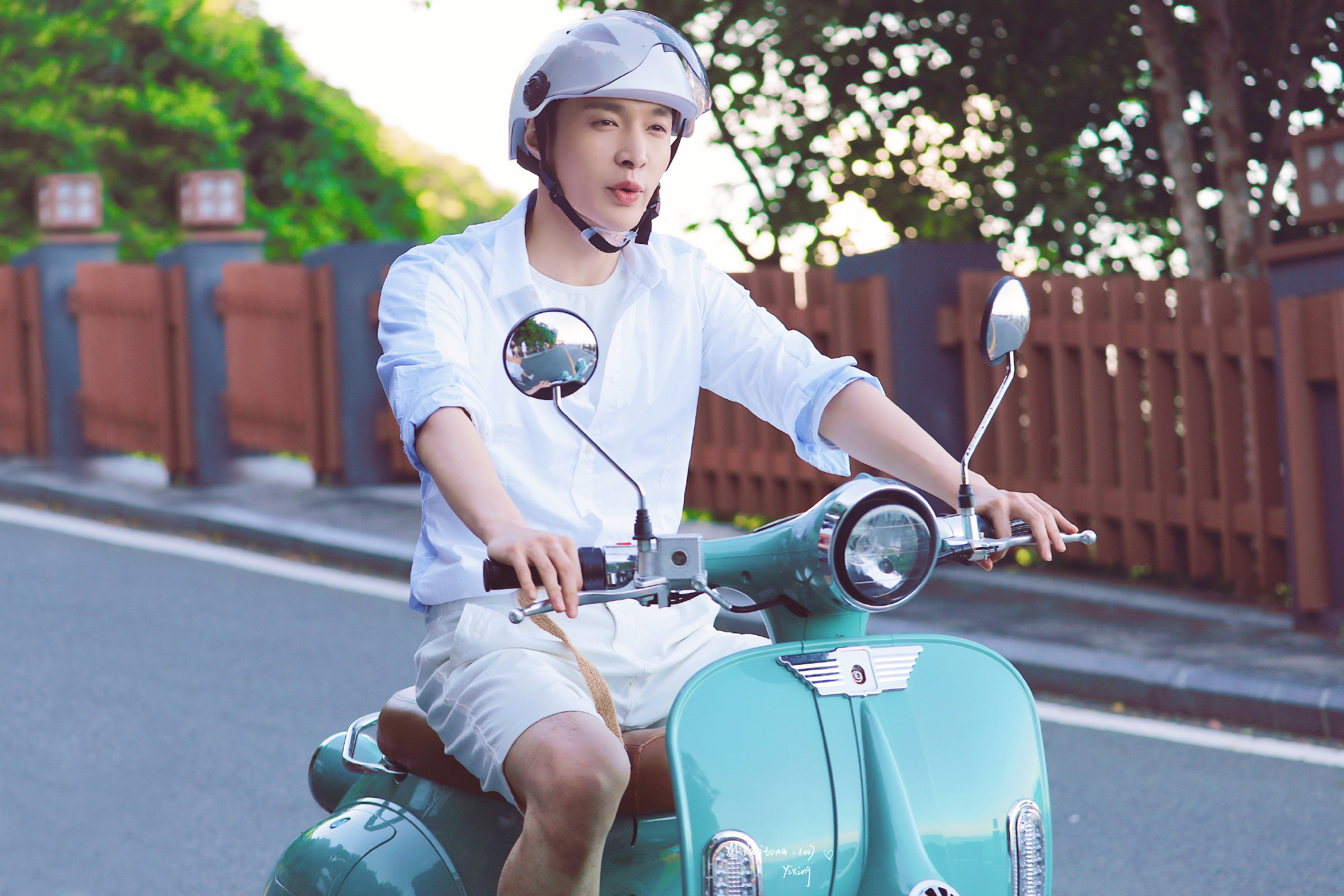 张艺兴相逢时节骑电瓶车饭拍路透图