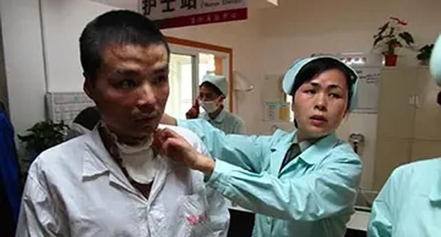 2010年，湖南军人勇救44人，全身烧伤90%，女孩喂水后相恋成婚休闲区蓝鸢梦想 - Www.slyday.coM