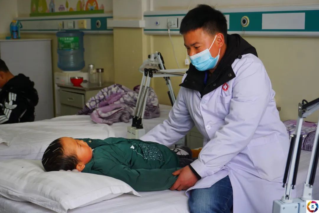 妈妈带大宝看病细心医生看了她怀里二宝一眼检查后妈妈哭了