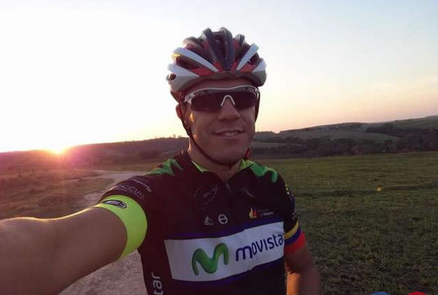 狗狗在原地等待主人3天,却不知已被抛弃,幸遇小伙后开心搭便车休闲区蓝鸢梦想 - Www.slyday.coM 狗狗在原地等待主人3天,却不知已被抛弃,幸遇小伙后开心搭便车休闲区蓝鸢梦想 - Www.slyday.coM