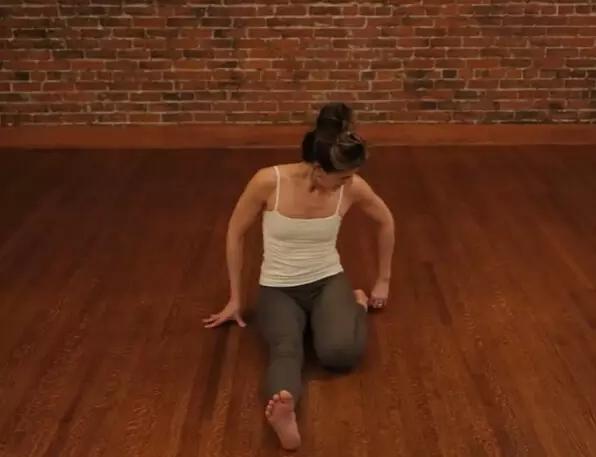 一个拉伸动作,帮你提臀收腹!有效缓解和祛除踝关节炎等症状休闲区蓝鸢梦想 - Www.slyday.coM 一个拉伸动作,帮你提臀收腹!有效缓解和祛除踝关节炎等症状休闲区蓝鸢梦想 - Www.slyday.coM