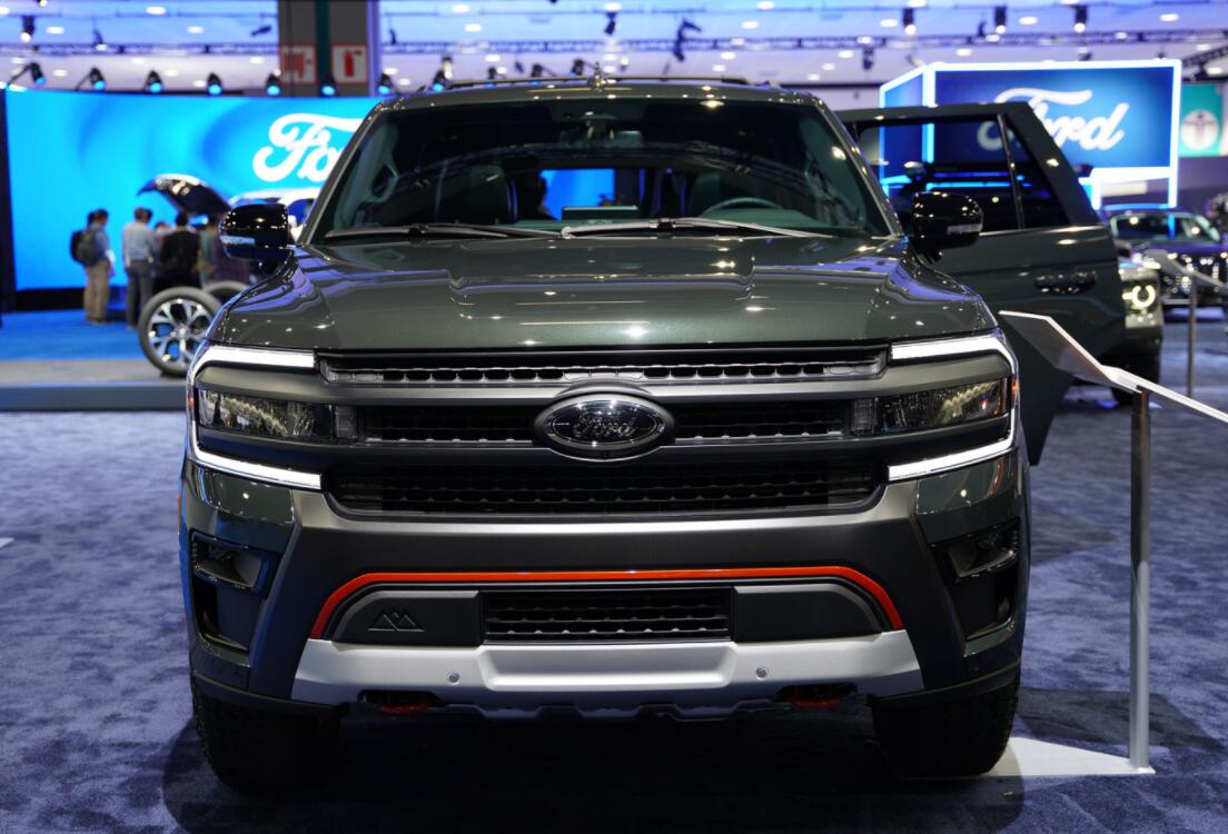 首先,福特征服者这款车最吸引人的地方仍旧是外观造型,全新的家族式